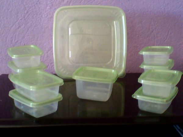 UM CONJUTOS DE POTES COM 22 PEÇAS DE PLASTICO
